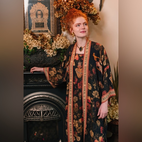 ⭐️NEW⭐️ Heart of Gold Vintage Victorian Art Full Length Duster Robe - Picture 15 of 15